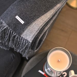 Koc wełniany dwukolorowy jasnoszary i ciemnoszary
