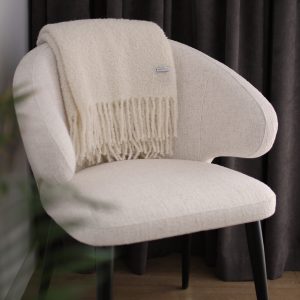 Biały koc z alpaki Alpaca Boucle na krześle