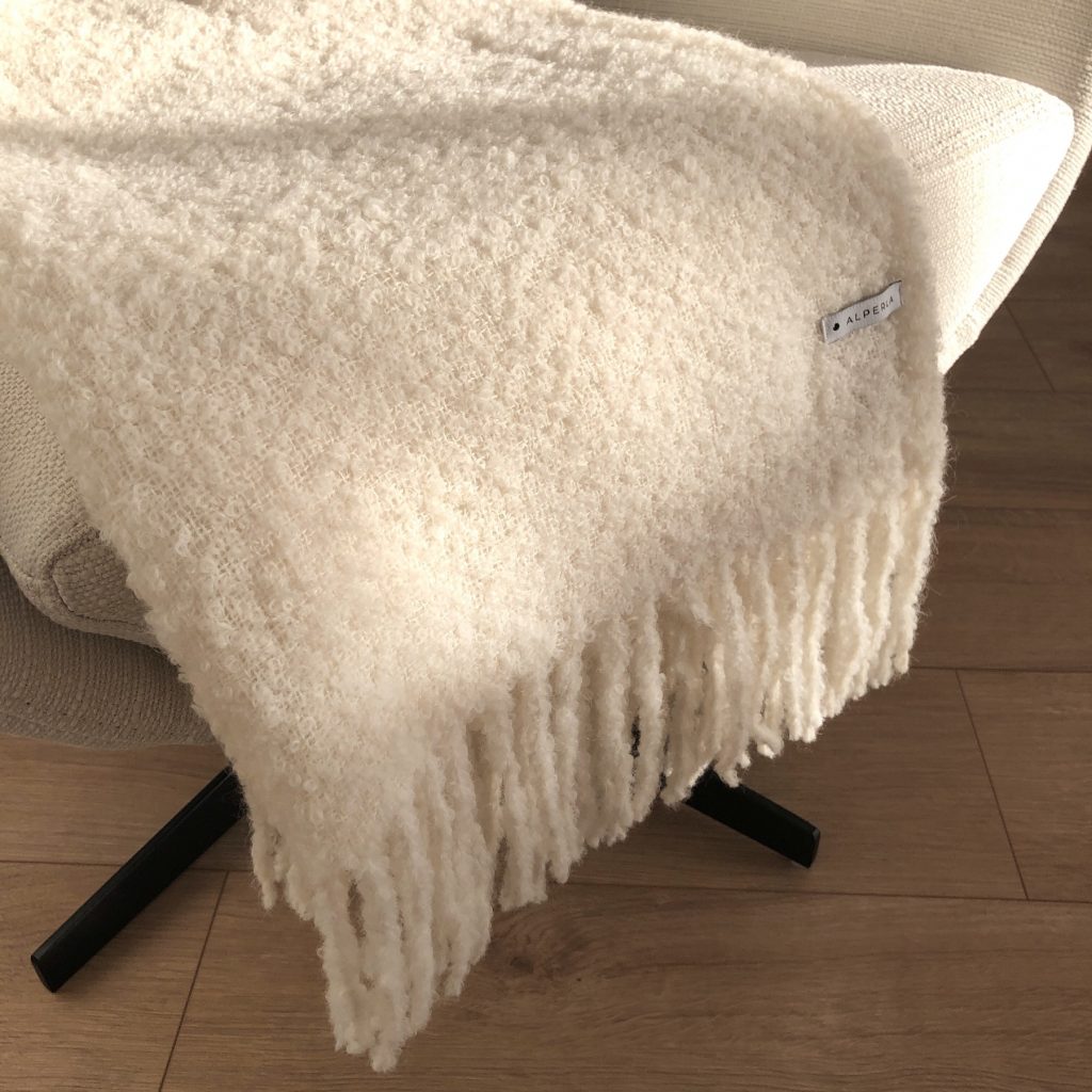 Koc z przędzy pętelkowej Alpaca Boucle