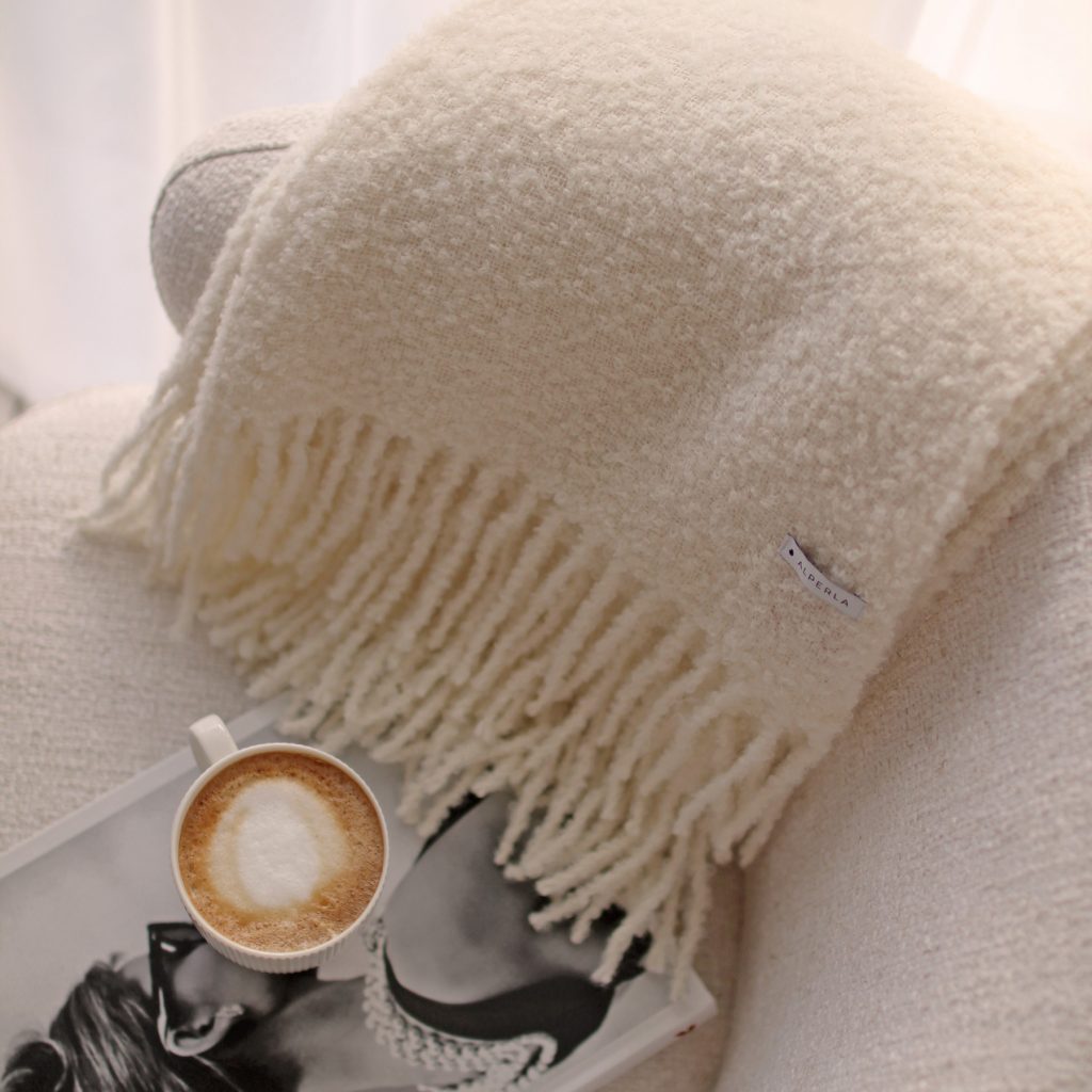 Koc z przędzy pętelkowej Fine Suri Alpaca