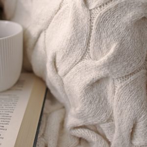 Ręcznie pleciony koc z alpaki i bawełny