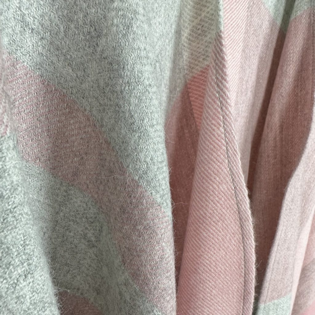 Chicama Rosa - ponczo z alpaki bez domieszek