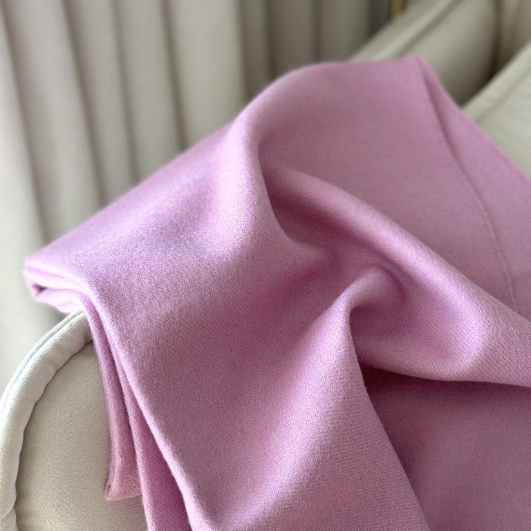 Różowo-lawendowy koc Lavanda Rosa z pięknym połyskiem wełny baby alpaca